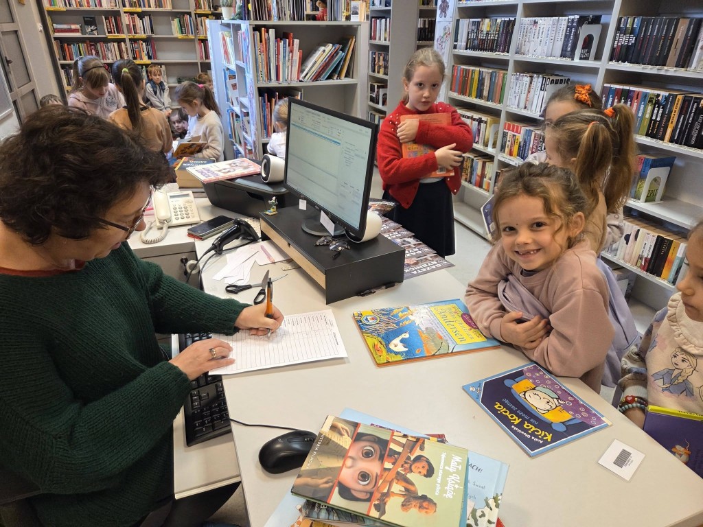Dzieci z grupy Zerówka 3 w bibliotece